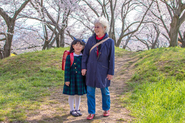 祖母と新一年生の孫