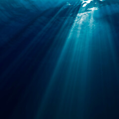 Rayons de lumière sous l'eau