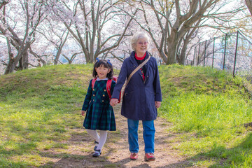 祖母と新一年生の孫