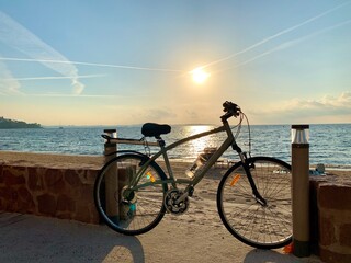 A bike leaning against the wall by the beach