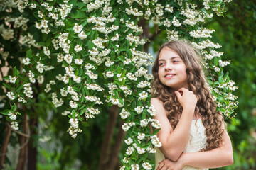 Naklejka premium Gorgeous bride girl white dress flowers blooming background, happy day concept