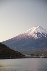 Fototapeta na wymiar 秋の朝日を浴びる富士山