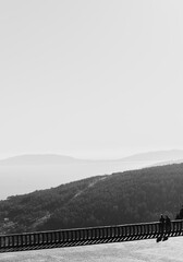 Obraz premium Couple staring at the sea / black and white - Ézaro, Galicia, Spain