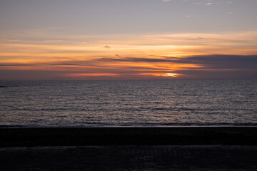 Obraz premium Clean simple aerial view of a sunset / sunrise over the ocean