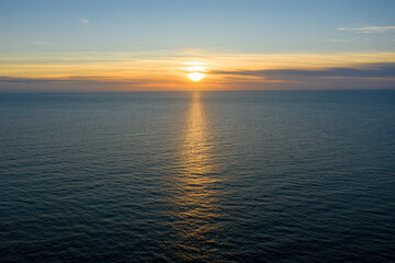Obraz premium Clean simple aerial view of a sunset / sunrise over the ocean