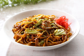 白テーブルのソース焼きそば