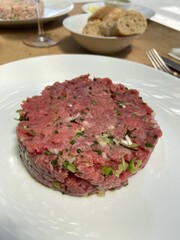 Tartare de bœuf sur une table de restaurant