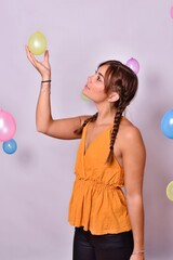 Jeune femme qui attrape un ballon