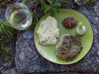 Steak haché purée et un verre de vin