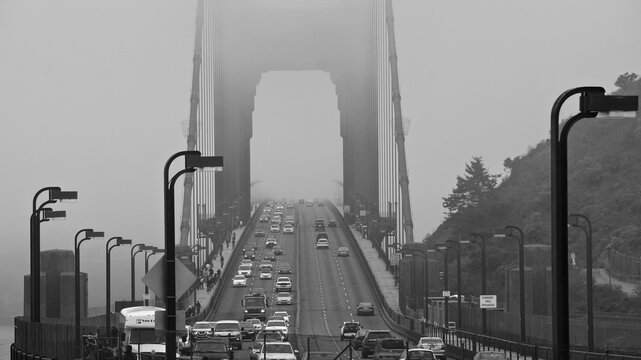 Golden Gate Bridge in San Francisco im dichten Nebel.