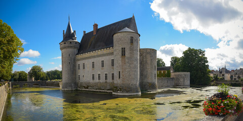 Obraz premium sully sur loire's castle