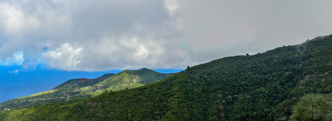 Panorámica de montañas de la isla de La Palma desde el mirador de San Bartolo en el municipio de Puntallana, Canarias 
