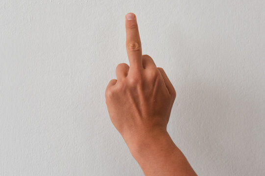 segno simbolo con le mani fanciullo vaffa vaffanculo mandare a quel paese gestaccio brutto gesto 