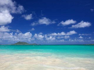 Fototapeta na wymiar ハワイ、青空のカイルアビーチ