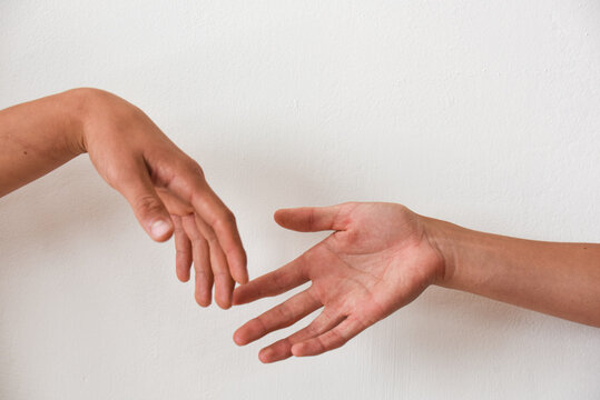 dare la mano stringere la mano volersi bene amici amicizia 