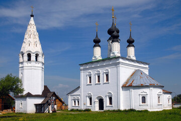 Obraz premium Ascension church (Voznesenskaya church, late XVII century) and bell tower of Alexandrovsky monastery. Suzdal town, Vladimir Oblast, Russia.