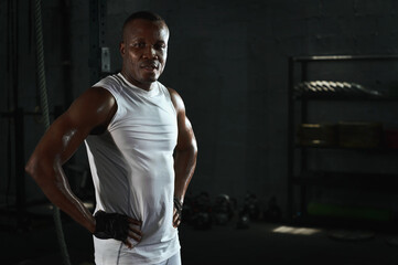 Fototapeta na wymiar Fit muscular male bodybuilder in gym fitness
