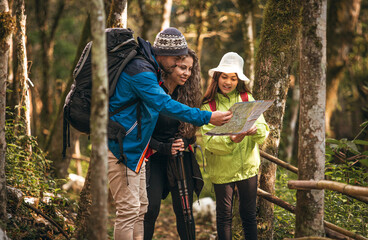 Família latina caminhando em meio a natureza