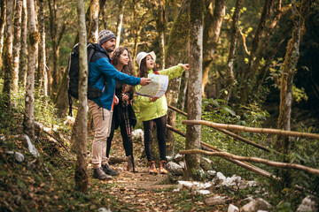 Família latina caminhando em meio a natureza