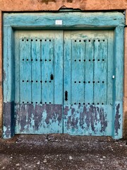 Puerta antigua de madera pintada
