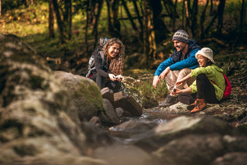 Família latina em meio a natureza
