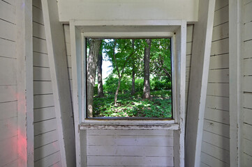 自然公園の中のメルヘンチックな小屋の中の窓から見える森林