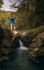 Homem Latino em meio a natureza