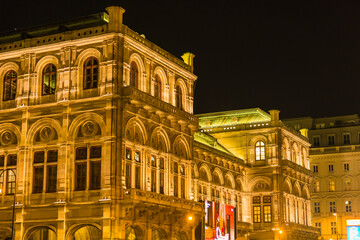 Fototapeta na wymiar オーストリア　ウィーン歴史地区にある夜になってライトアップされた国立歌劇場
