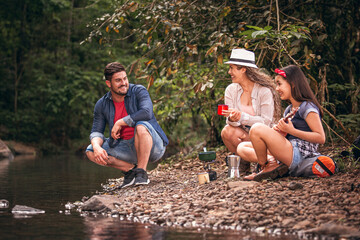 Família latina acampando em meio a natureza