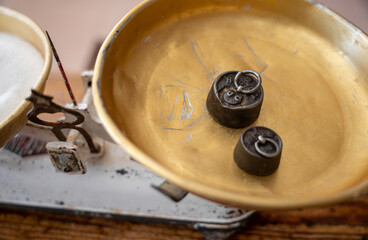 Little weights on a weighing scales