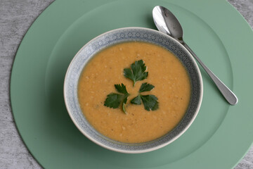 Indian and Surinamese food, curry, sandwiches, soup, Dahl, chicken and vegetables. With codiments like saffron and chilli sauce.