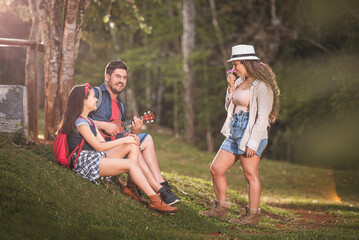 Fam&iacute;lia latina caminhando ao ar livre
