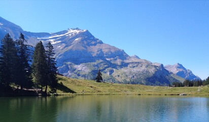 Vue lac Rétaud sur montagnes Suisse