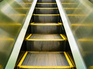 日本のデパートや駅や公共施設にある安全運転をする便利なエスカレーター
