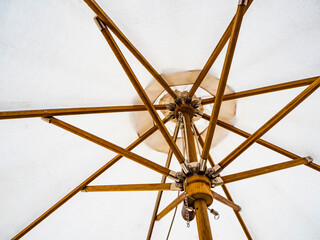 お洒落なオープンカフェの傘の根本