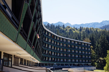 Fototapeta premium Immeubles des Glovettes à Villard-De-Lans, construits dans les années 70 lors du développement de masse des sports d'hiver et du ski