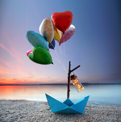bunte Ballons am Papierboot
