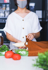 エコバッグから野菜を取り出す　【エコロジー・エシカルのイメージ】