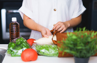 エコバッグから野菜を取り出す　【エコロジー・エシカルのイメージ】