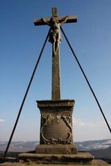 Kreuz mit dem gekreuzigten Jesus auf dem Gipfel des Milseburgberges. Fulda, Hofbieber, Kleinsassen, Hessen, Deutschland, Europa