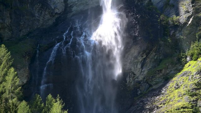 Teilstück des Jungfernsprung Wasserfalls bei heiligenblut, Österreich- Wasser klatscht von oben auf einen Felsvorsprung