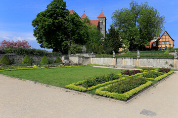 Fototapeta na wymiar Der Kirchgarten auf dem Kirchberg von Quedlinburg. Quedlinburg, Sachsen-Anhalt, Deutschland, Europa