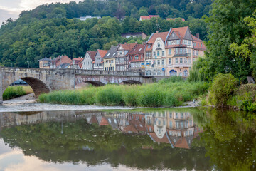 Fototapeta na wymiar Alte Häuser an einer Strasse in Hannover Münden mit Spiegelung in dem Fluss Werra