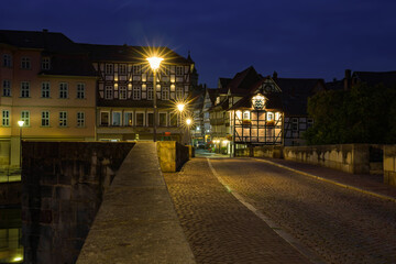 Nachts auf der Alten Werrabrücke in Hannoversch Münden mit Blick in die Altstadt