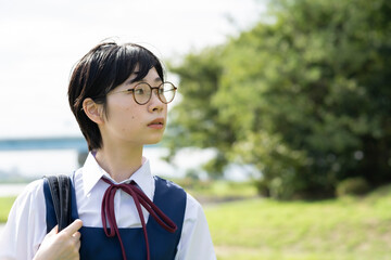 空を見上げる女子高生
