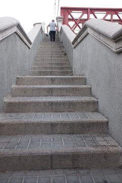 Hombre subiendo escaleras.