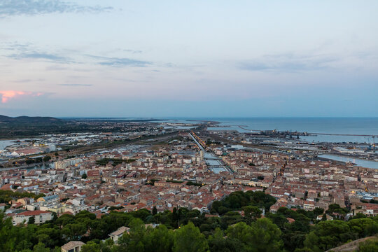 Vue sur la ville de Sète depuis les hauteurs du Mont Saint-Clair (Occitanie, France)