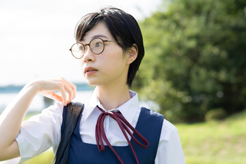 真顔の女子高生