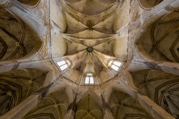 Vue sur les crois&eacute;s d'ogives au dessus du coeur de l'abbaye de Valmagne (Occitanie, France)