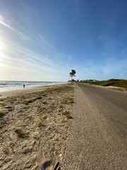 playa al lado de carretera